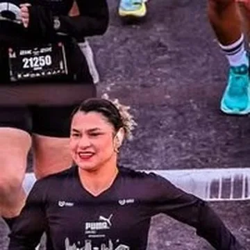 Aluna correndo uma prova de rua