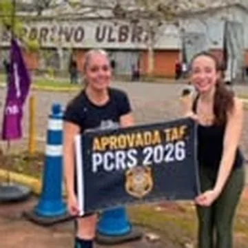 Alunas com a placa Aprovada TAF PCRS 2026