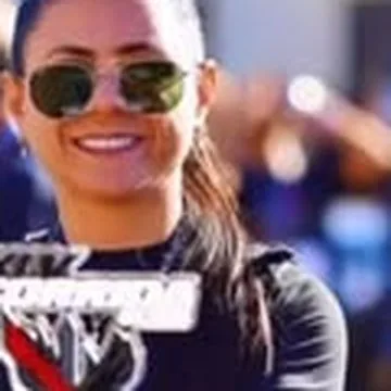 Aluna segurando um troféu de pódio